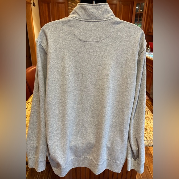 Vineyard Vines men’s quarter zip pullover. Sharp grey w/contrast collar & logo - Picture 7 of 8